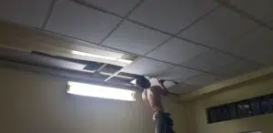 LÀM THẠCH CAO Ở QUẬN 8 thợ trần lá phông thạch cao đang lắp cho một văn phòng đơn giản