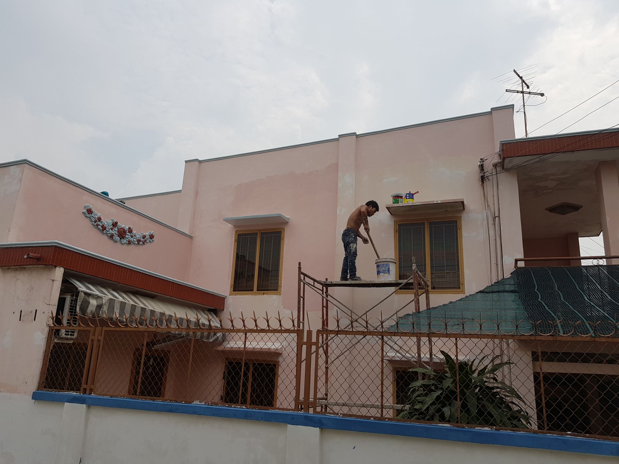 THI CÔNG SƠN LẠI NHÀ GIÁ RẺ Ở QUẬN 1