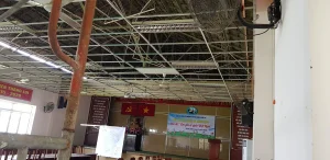 CÔNG TRÌNH CẢI TẠO SỬA CHỮA NHÀ UBHĐND PHƯỜNG AN PHÚ ĐÔNG QUẬN 12 Trần thạch cao lá phông đang được anh em thợ tháo dỡ xuống và đi lại hệ thống khung chịu lực siêu chắc chắn để đảm bảo khung trần không bao giờ bị sập sệ nữa