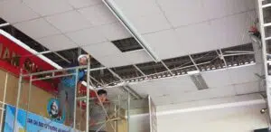DANH SÁCH CỬA HÀNG THẠCH CAO TẠI BÌNH DƯƠNG Anh em thợ đang thực hiện quá trình thay tấm mới sau khi đã cân chĩnh chắc chắn khung chịu lực một cách tỉ mỹ