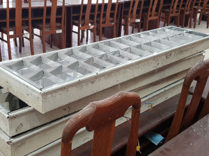 CÔNG TRÌNH CẢI TẠO SỬA CHỮA NHÀ UBHĐND PHƯỜNG AN PHÚ ĐÔNG QUẬN 12 Hệ thống bóng điện cũ được dỡ bỏ hoàn toàn để dọn đường cho bóng led âm trần có độ sáng cao và siêu tiết kiệm điện