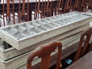 CÔNG TRÌNH CẢI TẠO SỬA CHỮA NHÀ UBHĐND PHƯỜNG AN PHÚ ĐÔNG QUẬN 12 Hệ thống bóng điện cũ được dỡ bỏ hoàn toàn để dọn đường cho bóng led âm trần có độ sáng cao và siêu tiết kiệm điện