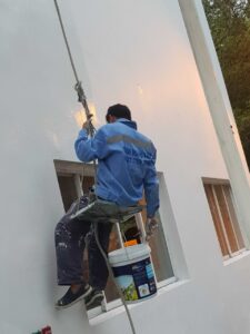 Cận cảnh một vị trí sơn trên cao được anh em thợ sơn lại nhà thực hiện chuyên nghhiệp và rất nhanh chóng