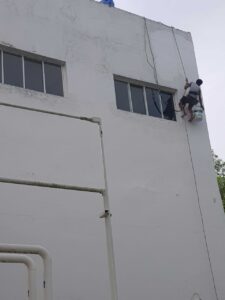 nhà máy chất thải ở khu vực Đồng Nai được anh em thợ đánh giá là có độ cao lớn cần phải dùng thang dây