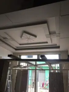 trang trí đóng trần cho nhà cũ được làm lại bằng trần thạch cao đẹp