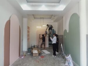 Vách ngăn trang trí được thi công bước hoàn thiện cuối cùng