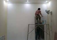 AI CẦN LÀM VÁCH NGĂN PHÒNG MÁY LẠNH, BƠI HẾT VÀO ĐÂY thợ đang quá trình lăn sơn cho vách thạch cao