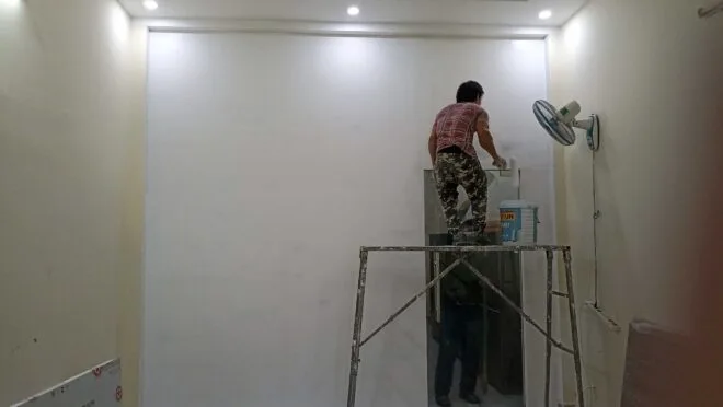 AI CẦN LÀM VÁCH NGĂN PHÒNG MÁY LẠNH, BƠI HẾT VÀO ĐÂY thợ đang quá trình lăn sơn cho vách thạch cao