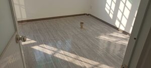 sàn simili được lót xong nhìn khá giống sàn gỗ