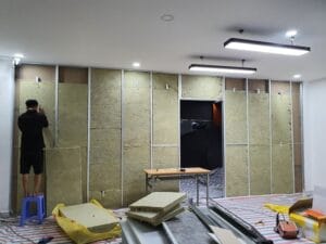 Cấu tạo chi tiết vách ngăn cách âm bao gồm bông thủy tinh, tấm thạch cao và hệ khung chịu lực