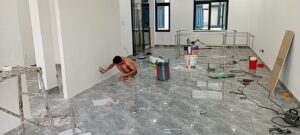 Sau khi đóng xong vách thạch cao thì thực hiện trét bột luôn 