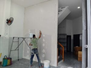 quá trình đóng và hoàn thiện vách ngăn cầu thang