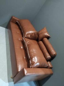 dua ghe sofa vao trong phong