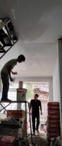 Cách sơn trần nhà mà không làm bẩn đồ đạc trong nhà xử lý bột trét trước khi sơn trần nhà để đạt hiệu quả tốt nhất