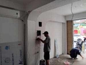 Thợ điện đang đấu nối điện cho spa