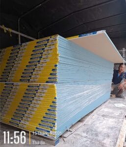 tấm thạch cao chuẩn bị đóng cho tòa nhà quận 3