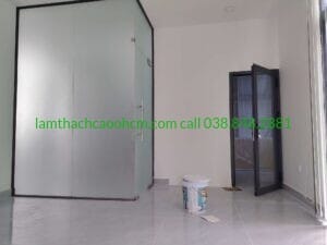 Vách kính và vách thạch cao, cửa nhôm xingfa kết hợp