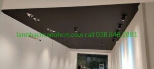 Sơn màu đen cho trần nhà đòi hỏi thọe có kinh nghiệm cao trong nghề