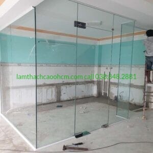 thi cong vach kinh cuong luc gia re quan 5