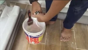 pha keo đúng kỹ thuật để keo bám dính giấy dán tường tốt nhất